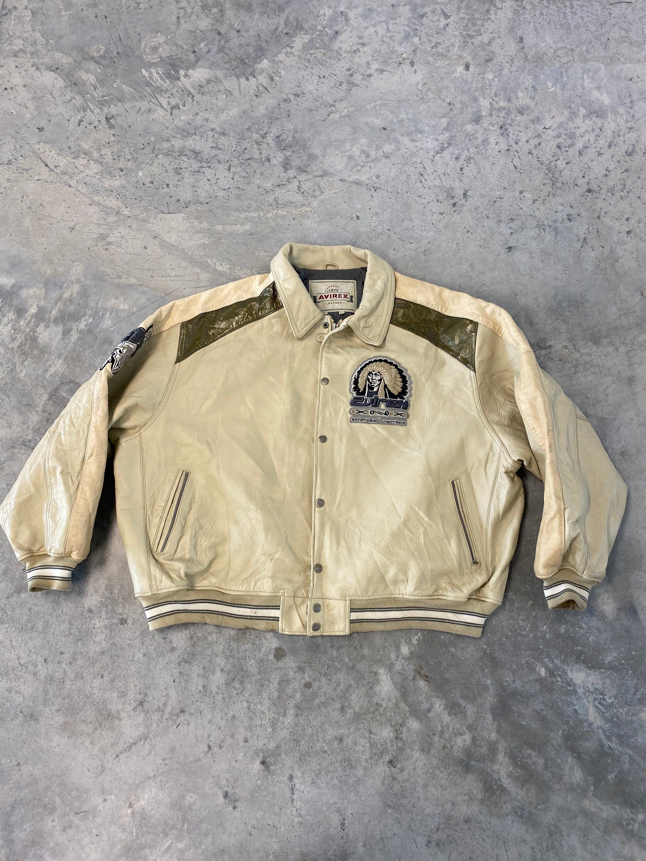 billig lukke Foranderlig Vintage 90s Avirex Senatobia Choctaws Leather Bomber Jacket Size 6XL –  Thrift Sh!t Vintage